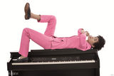 组图：李宇春帅气登封面 粉红西装横卧钢琴搞怪