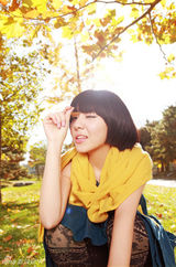 组图：周子琰《立秋》写真 黄叶温暖文艺十足