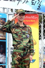 高清组图：赵仁成退役帅气依旧 行军礼告别军队