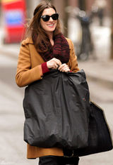 高清组图：安妮-海瑟薇街拍LOOK驼色大衣休闲范