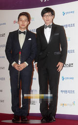 组图：刘在石现身百想红毯气质沧桑