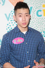 组图：朴宰范呼吁歌迷为海难祈祷 不知尼坤恋情