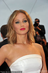 组图：珍妮弗-劳伦斯清爽现身胸部高耸