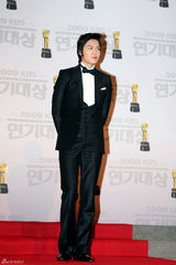 高清组图：韩国群星汇聚KBS电视台颁奖礼