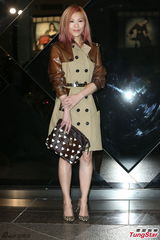 组图：林依晨透明皮裙亮相 豹纹上衣抢镜