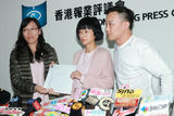 组图：徐濠萦素颜现身香港报业评议会 陈奕迅递交投诉书