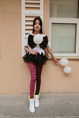 组图：叶熙祺搞怪黑白造型曝光 手拿气球扮俏皮