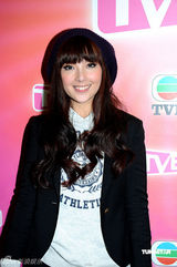 幻灯图：众艺人录制《劲歌金曲》 喜庆装扮迎新年