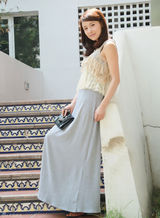 组图：贾青蕾丝连衣裙搭黑色手包