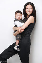 组图：龚蓓苾儿子首曝光 混血宝贝镜头感十足