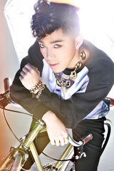 组图：歌浴森发新歌写真 卷发眼线扮潮人