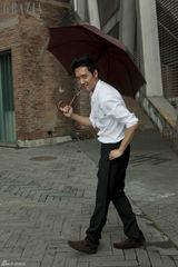 组图：冯绍峰杂志花絮照曝光 搞怪表情魅力十足