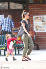 组图：阿尔芭一家甜蜜出游 与丈夫拥抱秀恩爱