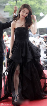 组图：百想红毯朴有天帅气 女星主打黑裙秀性感