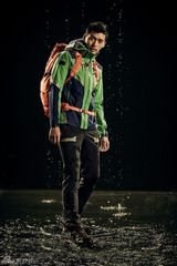 高清组图：韩星玄彬拍户外服广告 不惧风雨水火