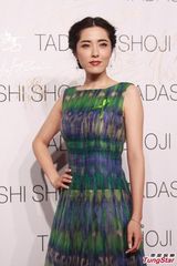 组图：巩新亮镂空爆乳秀美腿 范文芳中空蕾丝装