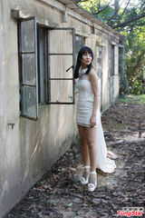 组图：郑嘉嘉肉背惹蚊子亲吻 高温下脸被泼水