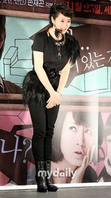 组图：金慧秀韩石圭出席《二楼的恶棍》发布会