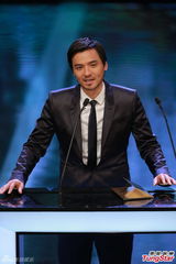 组图：最佳摄影潘耀明《听风者》 冯德伦颁奖