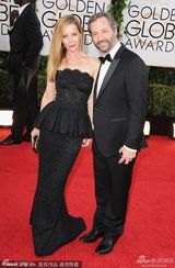 组图：美国导演贾德-阿帕图携妻出席金球奖红毯