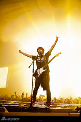 组图：CNBLUE首尔个唱落幕 男歌迷紧追随