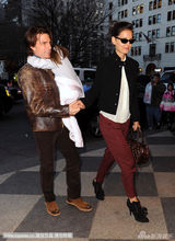 组图：苏瑞撒娇缠老爸 阿汤哥幸福洋溢给女儿当保镖