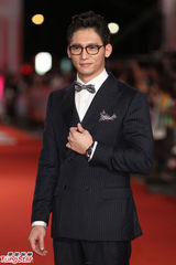 组图：蔡淑臻深V性感礼服携手温升豪亮相金钟红毯