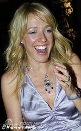 幻灯图：英格兰太太团14金花斗艳 巨乳长腿比拼