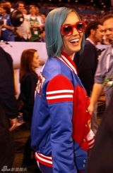 组图：凯蒂佩里鬼马造型亮相超级碗开场秀