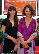 高清图：《爱登堡》首映 女演员阿里安纳兰度拼优雅