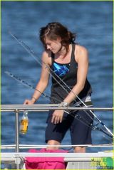 组图：暮光女穿军装现身片场 手拿酒瓶悠闲垂钓