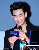 组图：金秀炫出席粉丝见面会展现亲和力