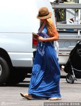 组图：莱昂纳多莱弗利逛街 蓝色情侣装甜蜜示人