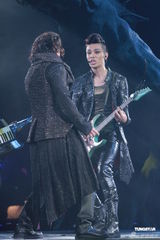 组图：郑伊健开唱秀肌肉与女模热舞 蒙嘉慧现身支持