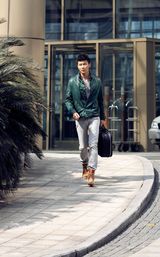 组图：李晨最新街拍写真引领潮流新风尚