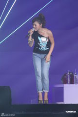 组图：丁当个唱40首情歌联唱 温升豪担任嘉宾