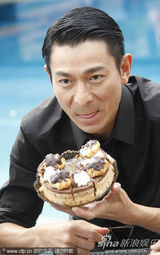 高清图：刘德华提前庆生大快朵颐 吃蛋糕舔手指