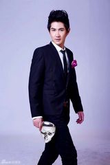 组图：何明翰暖春绅士风时尚写真