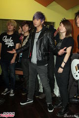 组图：黄鸿升生日开唱 喜收高档耳机