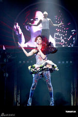 组图：郑秀文红色骑士装广州开唱 黄色旗袍秀性感 