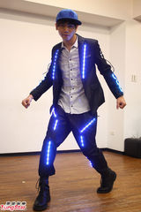 组图：蔡旻佑勤练六块肌 色诱天心同台飙歌