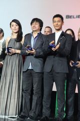 组图：黄晓明亮相《首映》慈善晚宴压轴献唱