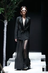 组图：阿Sa(蔡卓妍)古天乐现身北京 观赏时装发布会