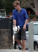 组图：哈里王子裸照门后现身 低调躲在公园