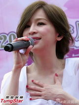 组图：王心凌穿白色薄纱裙演绎丝袜诱惑