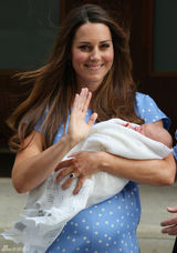 组图：凯特王妃威廉王子抱皇家新生儿亮相