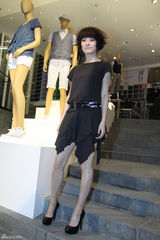 高清图：孙俪上海摩登代言 健康达人笑举V字手势