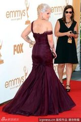 组图：凯莉-奥斯本大挤乳沟性感勾魂 险露点忙转身