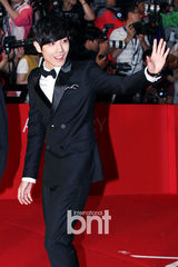 组图：釜山电影节开幕 李准着黑色西服帅气亮相