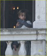 幻灯图：朱莉忙里偷闲带孩子外出尽享天伦之乐 